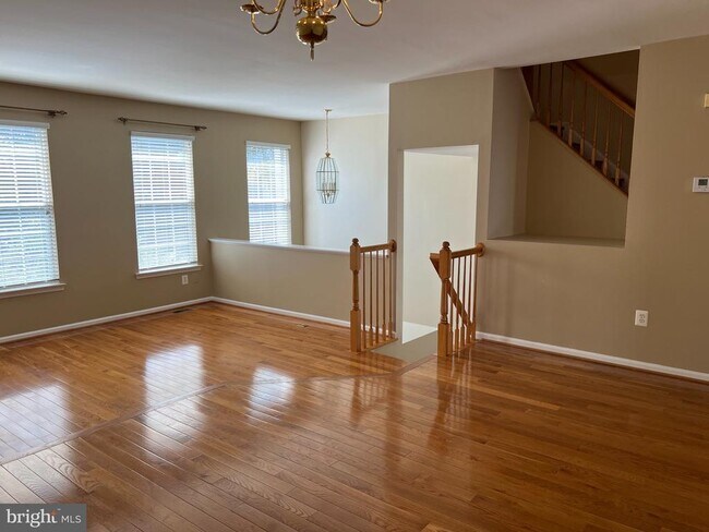 Building Photo - 8818 Royal Doulton Ln