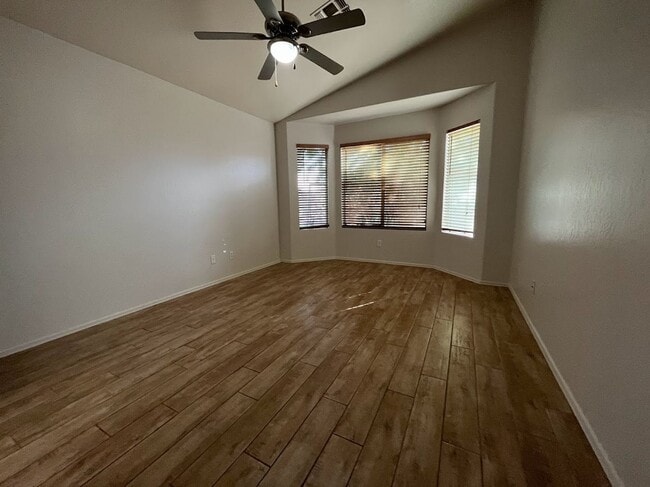 Building Photo - 2 BEDROOM PLUS DEN NEAR ARROWHEAD SHOPS