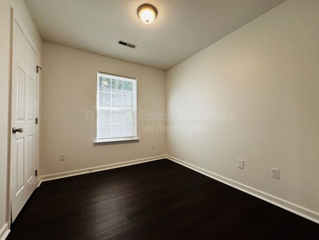 Building Photo - 4621 Kirkland Ave