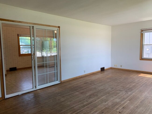 Building Photo - 5 Bedroom Across from NDSU!!