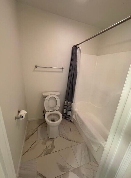Newly refinished tub/shower. - 10027 Washington Cir