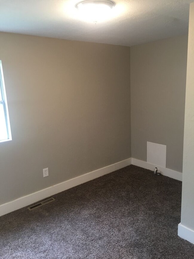 Building Photo - Three Bedroom Townhome;  Farmington, 1,100...