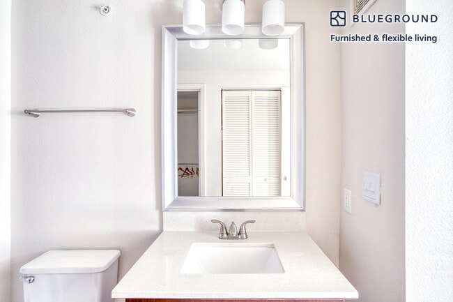 Building Photo - 11601 Century Oaks Terrace