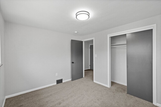 Building Photo - Stunning 3 bed, 2 bath home in East Hills available August 1!