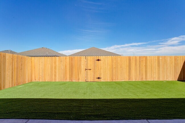 Building Photo - AVAILABLE FOR PRELEASE - 3 Bedroom Townhome in Escondido - Frenship ISD