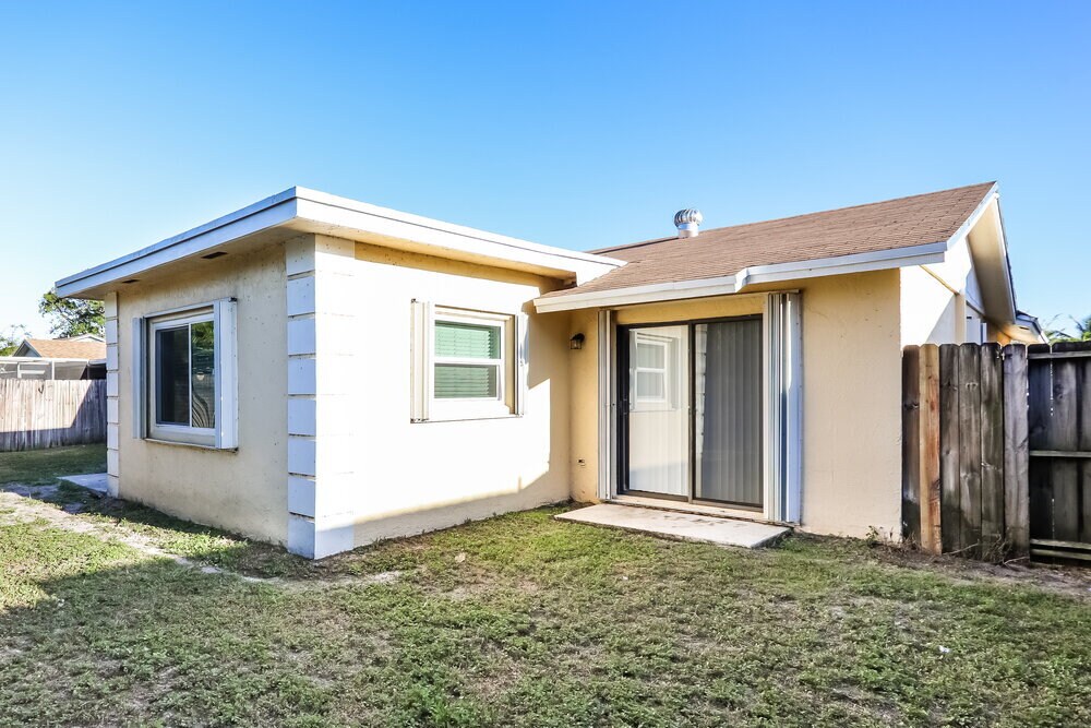 Building Photo - 9429 Saddlebrook Dr