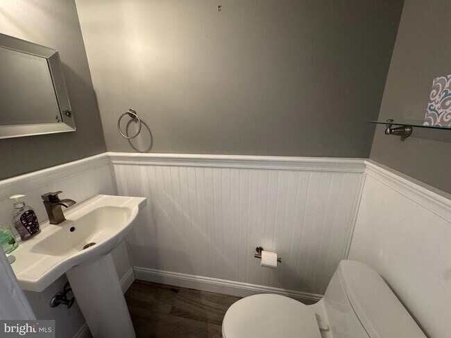 Building Photo - 1002 Worthington Dr