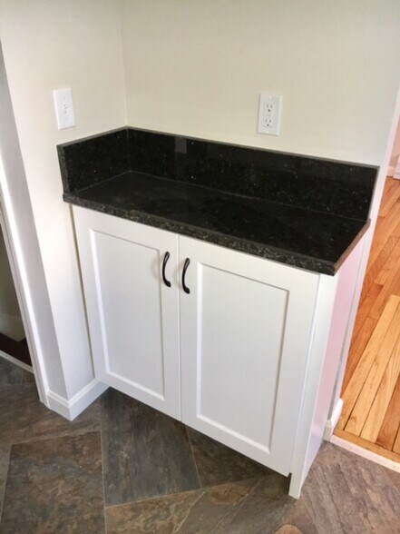 Building Photo - 20 Hobart Ln