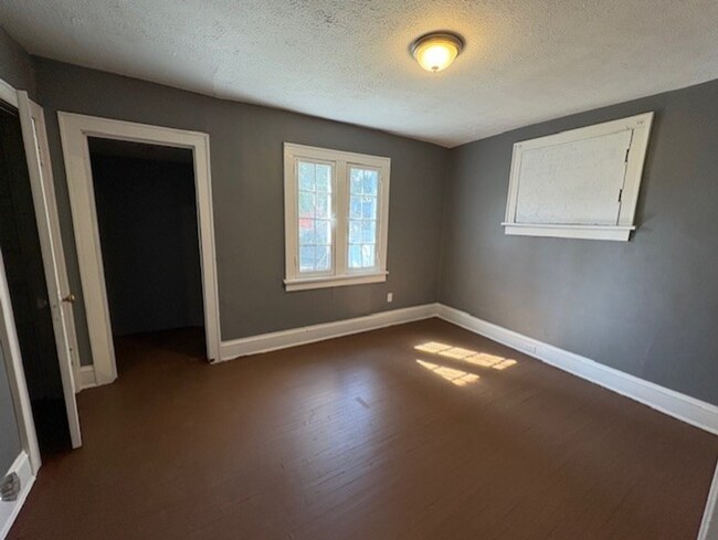 Building Photo - Charming 5-Bedroom Home with Eat-In Kitchen Nook & Bonus Sunroom