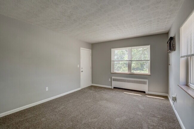 Building Photo - 1672 Llanfair Ave
