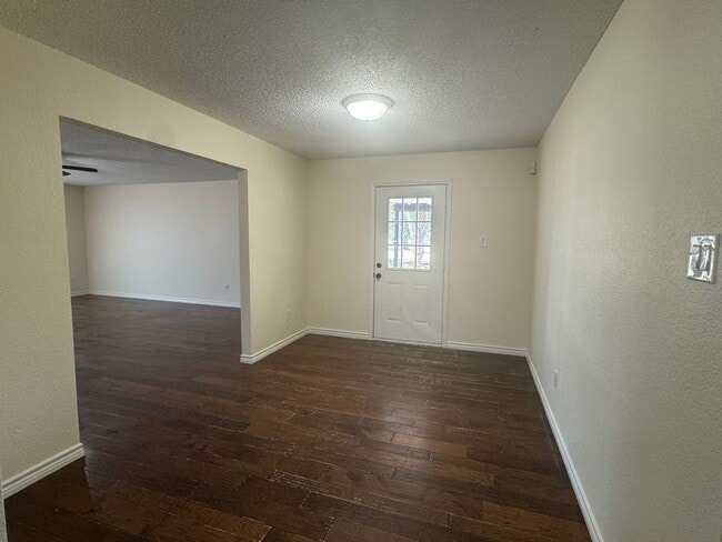 Building Photo - 1402 Miranda Ave