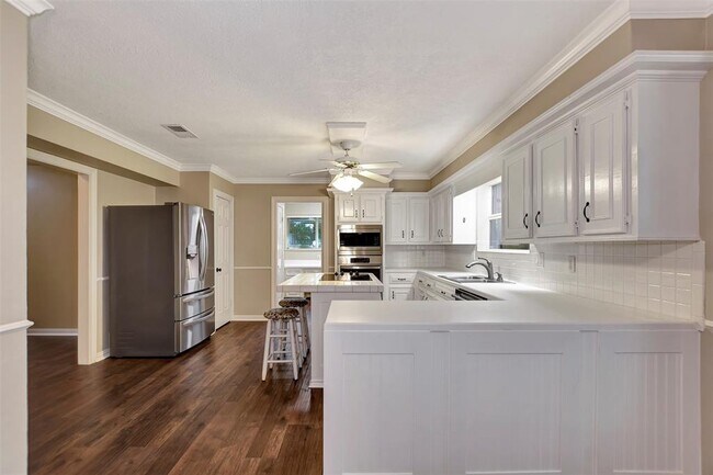 Building Photo - 75 Wood Hollow Dr