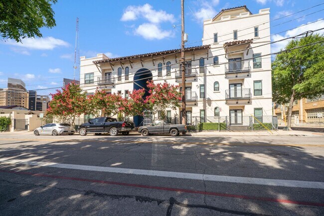 Building Photo - Downtown Luxury Condo with Rooftop Views -...