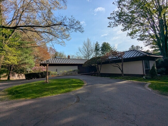 Building Photo - 470 South St