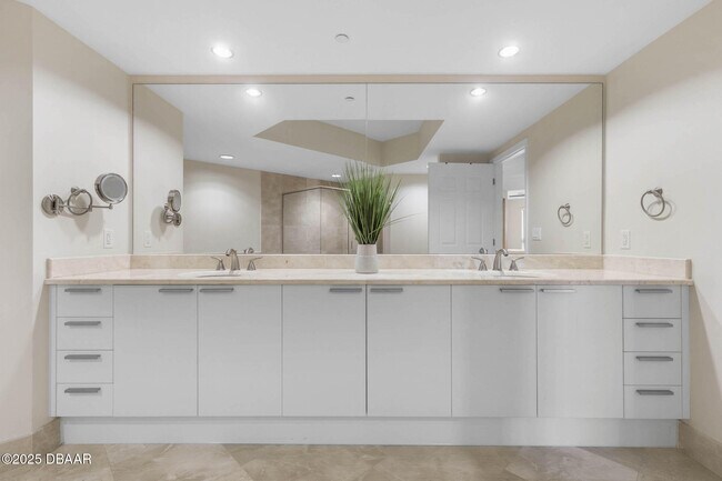 Building Photo - 231 Riverside Dr