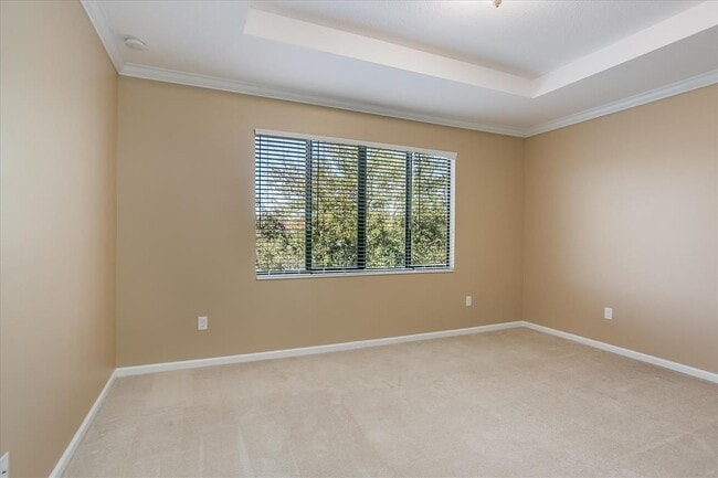 Building Photo - Beautiful Townhome in Vizcaya
