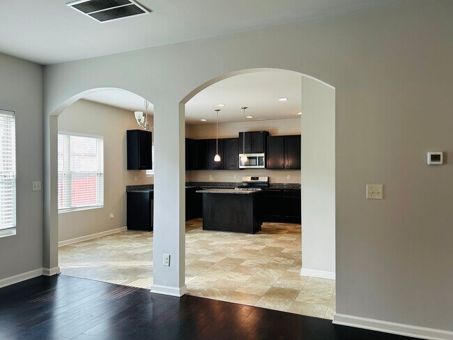 Building Photo - Beautiful 4 bedroom, 2.5 bathroom home In ...