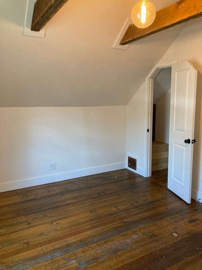 Building Photo - *READY FOR MOVE IN* Victorian Home In Reno