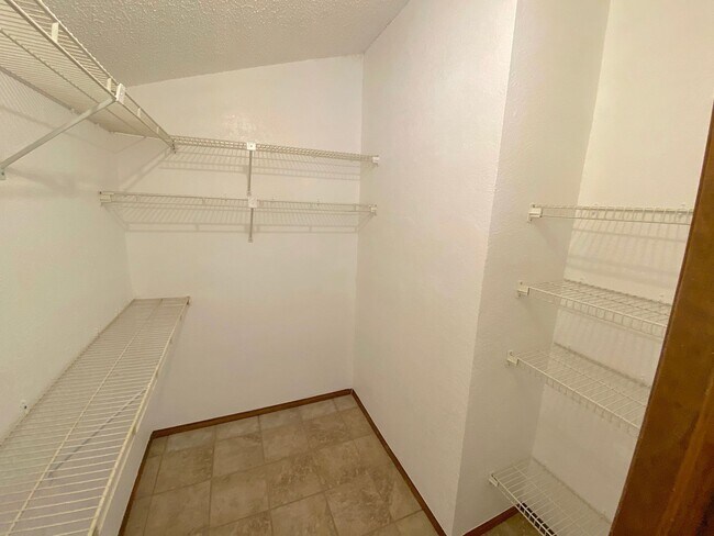 Building Photo - Northeast El Paso 3bed/2bath with Mountain...
