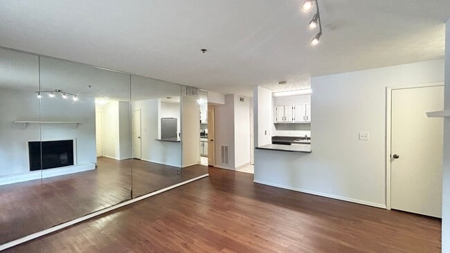 Building Photo - Vinings Run 1 Bedroom Condo, Minutes from ...