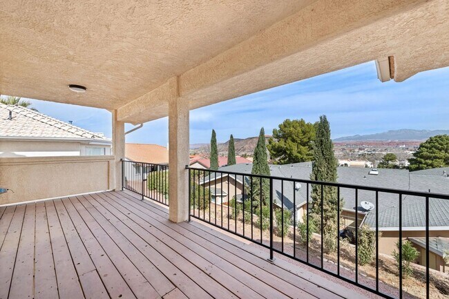 Building Photo - 4 Bedroom Home with Scenic Views