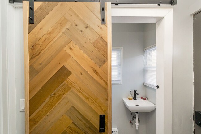 Building Photo - 3 BED · 1.5 BATH · MODERN INDUSTRIAL · AVA...
