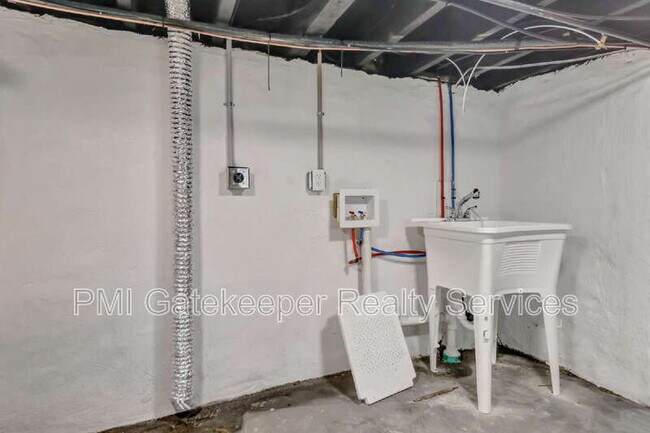 Building Photo - 3020 Daytona Ave