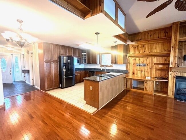 Building Photo - Gorgeous Water Front Home with Beach Access