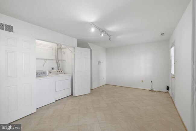 Building Photo - 2449 Clover Field Cir