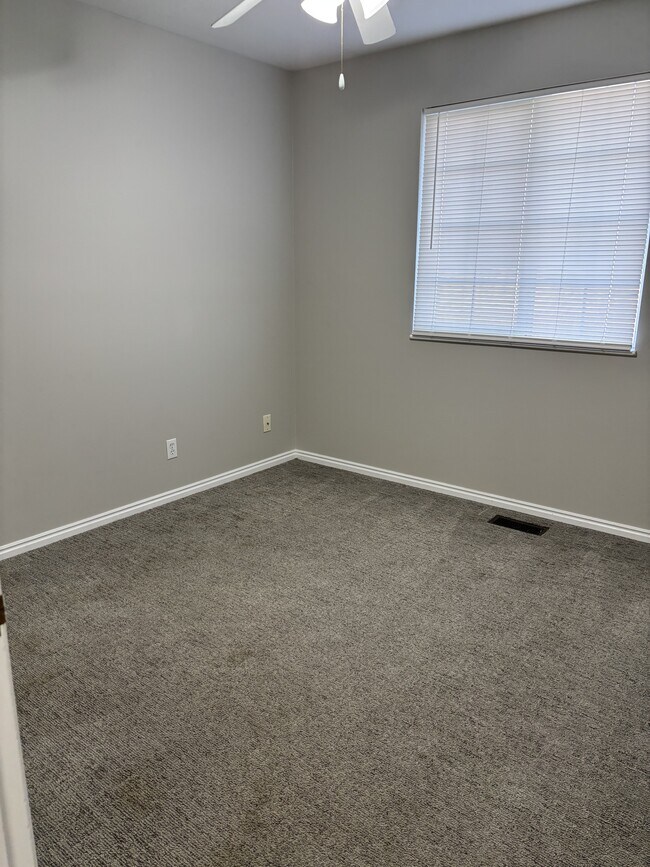 Building Photo - 405 W 375 N