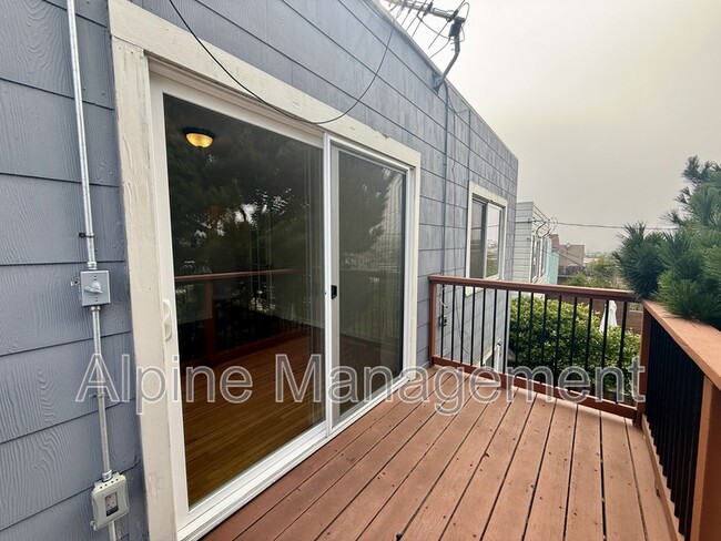 Building Photo - 658 Rockdale Dr