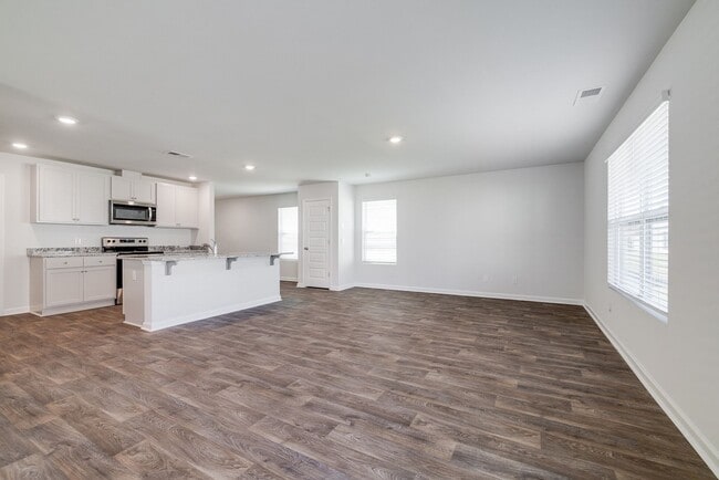 Building Photo - Spacious 4-Bedroom Home in Sought-After Lo...