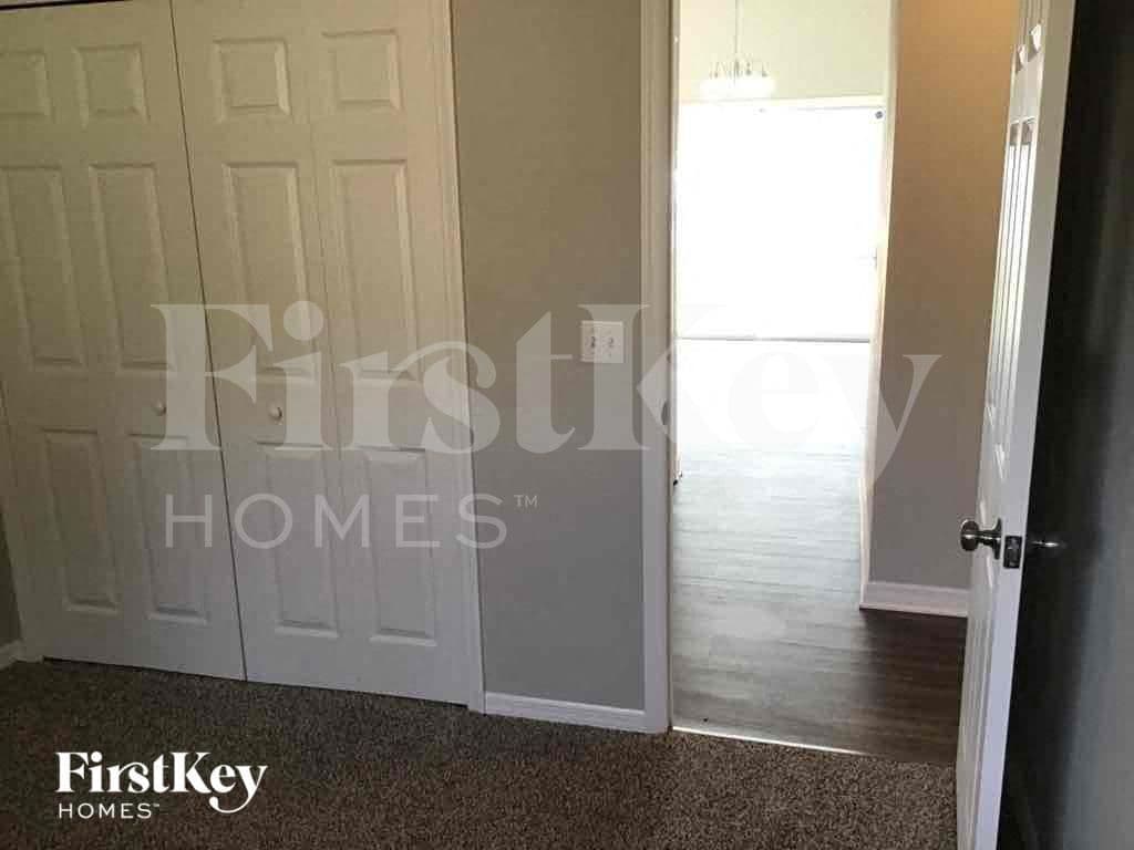 Building Photo - 1575 Pine Ct