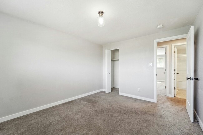 Building Photo - 374 Gladiola St