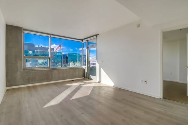 Building Photo - Stunning 1Bdm 1Ba Condo in the Heart of Do...