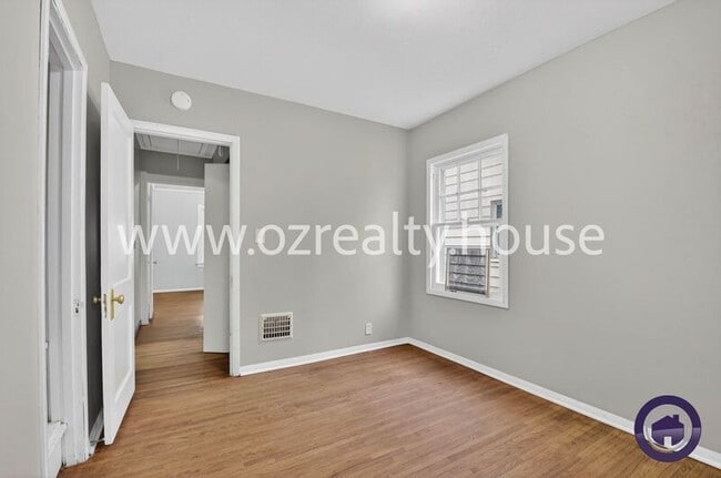 Building Photo - 2032 Barrows St