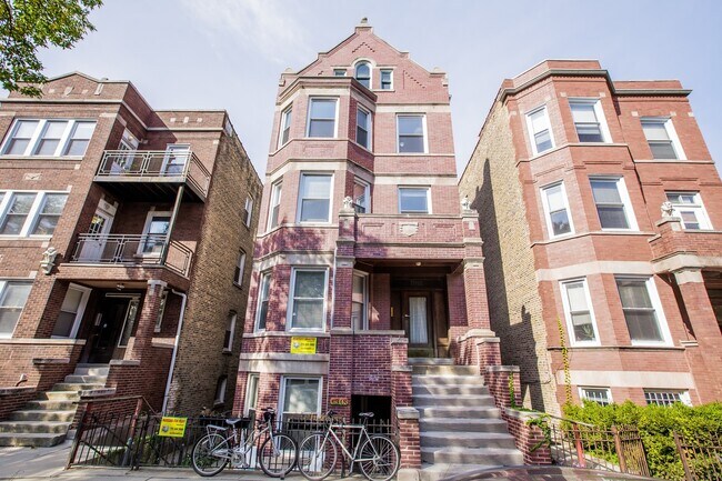 Building Photo - Beautiful 4bed/2bath GARDEN unit in Bucktown! Central Air! In-Unit Laundry!