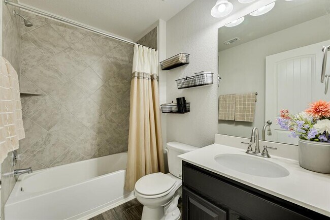 Building Photo - 725 Pinnacle Dr