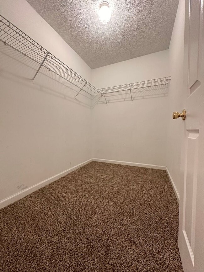 Building Photo - Foxchase Subdivision:  MOVE IN READY!!!!    1/2 OFF 1ST MONTH RENT W/12 MONTH LEASE!!  NEW CARPET...