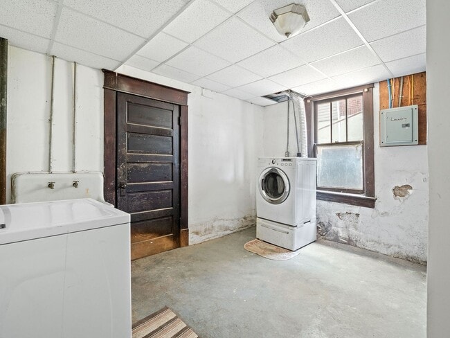 Building Photo - 524 Riverland Rd SE