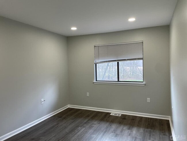 Building Photo - 42 Ashford Dr