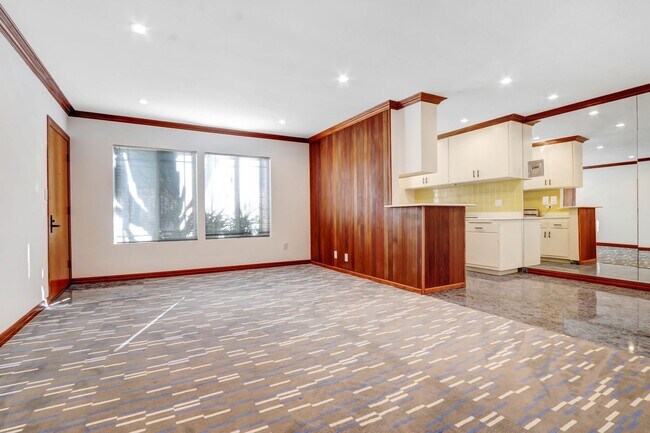 Building Photo - 807 5th Street in Santa Monica.  Steps to Montana Ave and 5 blocks to the beach!