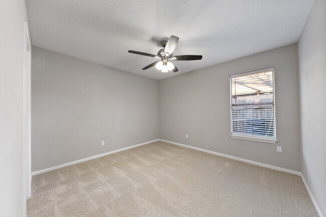 Building Photo - 802 Foxglove Dr