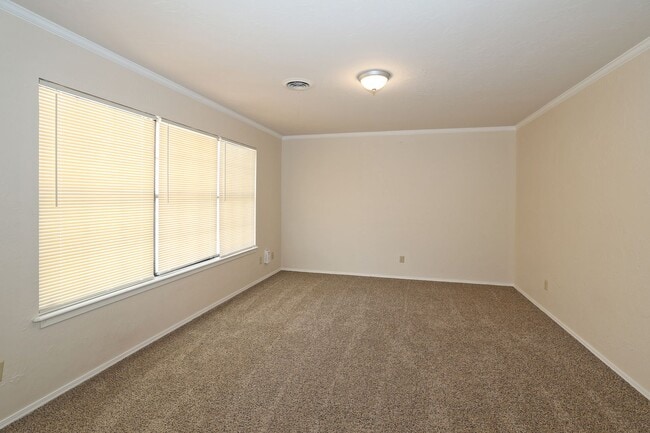 Building Photo - Spacious Canyon Home