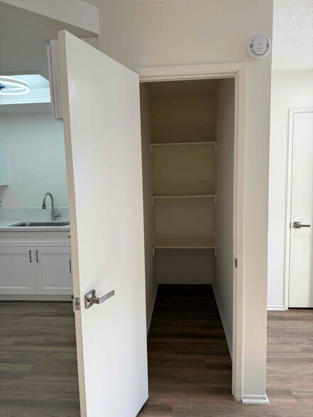 Building Photo - 1400 Peckham St