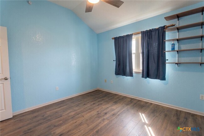 Building Photo - 203 Appaloosa Dr
