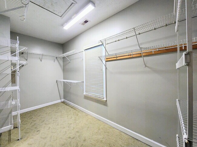 Building Photo - Spacious 3-Bedroom Nest with 2.5 Baths And Bonus Room in Linden