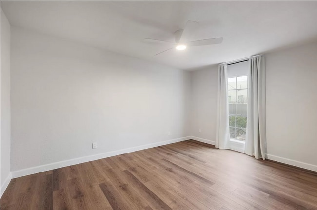 Building Photo - 2425 Ashdale Dr