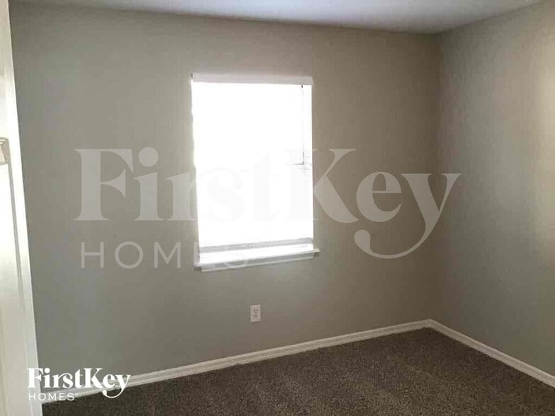 Building Photo - 1575 Pine Ct