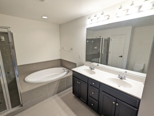 Building Photo - Two Level END UNIT condo in East of Market...